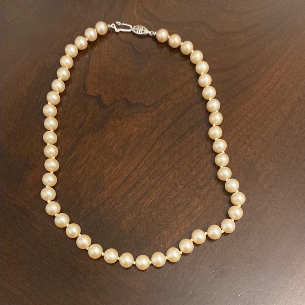 Classic Cream Pearl Necklace Timeless Design